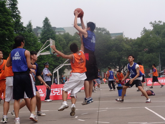 在防守